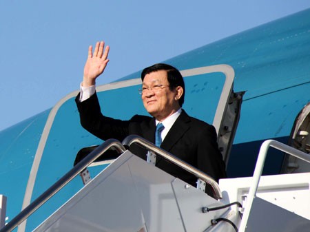 Chủ tịch nước Trương Tấn Sang trên cầu thang máy bay, khi tới sân bay quân sự Andrew ở Thủ đô Washington D.C