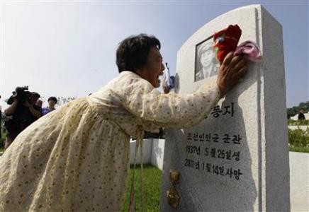 Kim Bu-ok khóc bên mộ cha mình, người đã hy sinh trong cuộc chiến tranh hơn 60 năm trước.