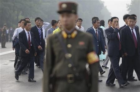 Giới chức và người dân Triều Tiên tham dự buổi lễ tưởng niệm do nhà lãnh đạo Kim Jong-un chủ trì.