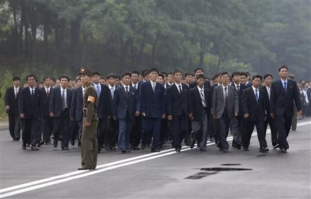 Nhóm quan chức Triều Tiên tham dự buổi lễ.