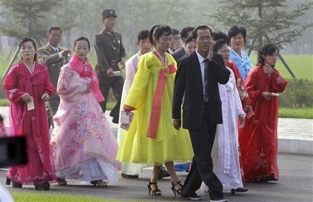 Người dân Triều Tiên tới tham gia lễ tưởng niệm tại nghĩa trang liệt sĩ.