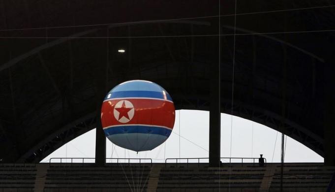 Một quả bóng khổng lồ mang quốc kỳ Triều Tiên lơ lửng phía trên sân vận động trước giờ biểu diễn.