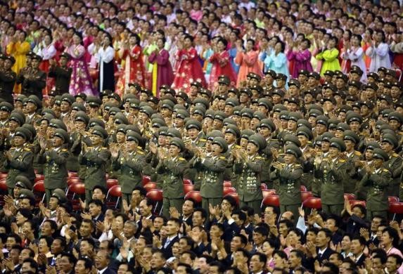 Quân nhân và nhân dân Triều Tiên tham gia biểu diễn Arirang.