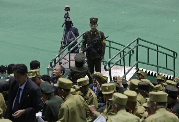 Một binh sĩ Triều Tiên làm nhiệm vụ giữ gìn an ninh tại sân vận động trong thời gian diễn ra trình diễn.