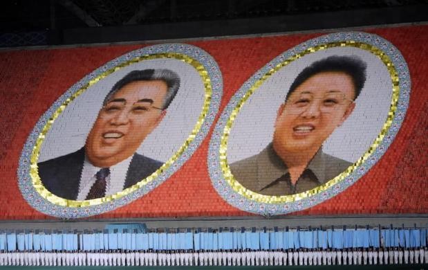 Bức chân dung hai cố nhà lãnh đạo Kim Nhật Thành và Kim Jong-un được tạo thành từ những hình ghép.