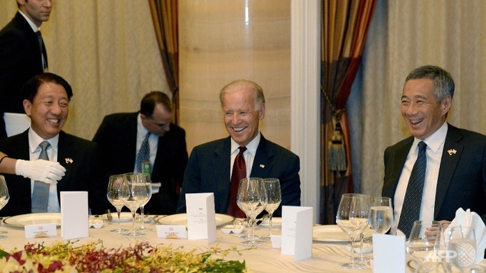 Phó Tổng thống Mỹ Joe Biden (giữa) chia sẻ niềm vui với Thủ tướng Singapore Lý Hiền Long (phải) và Phó Thủ tướng Teo Chee Hean (trái) trong bữa tiệc tối tại Singapore ngày 26/7/2013.