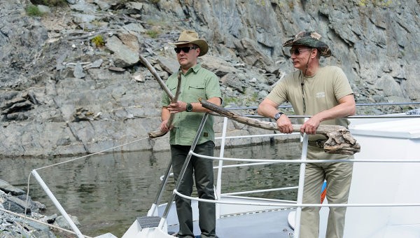Phát ngôn viên của Tổng thống cho biết ông Putin và Thủ tướng Medvedev đã cùng nhau trải qua hành trình du lịch trên sông Yenisei sông với sông Urbun, nơi "họ đã dành hơn 24 giờ ở đó, trò chuyện, câu cá, bơi lội cùng nhau".