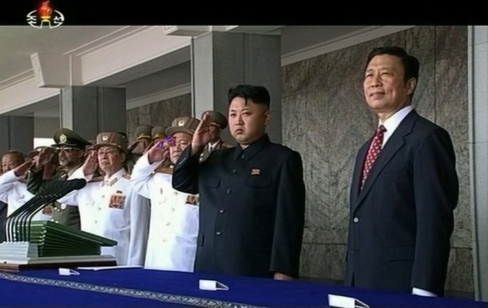 Ông Kim Jong-un trên khán đài, bên phải là Phó Chủ tịch nước Trung Quốc, ông Lý Nguyên Triều.