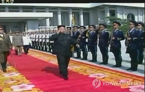 Nhà lãnh đạo Kim Jong-un bước lên lễ đài chuẩn bị duyệt binh