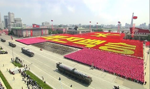 Tên lửa chiến lược Bắc Triều Tiên kéo vào lễ đài