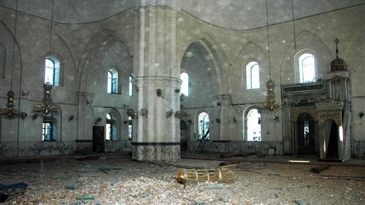 Cảnh đổ nát trong nhà thờ Hồi giáo Khalid Ibn al-Walid tại Khaldiyeh, Homs sau trận giao tranh quyết liệt.