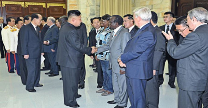 Kim Jong-un dẫn đầu đoàn quan chức cấp cao tiếp đón các nhà lãnh đạo nước ngoài tới tham dự lễ kỷ niệm Ngày Chiến thắng.