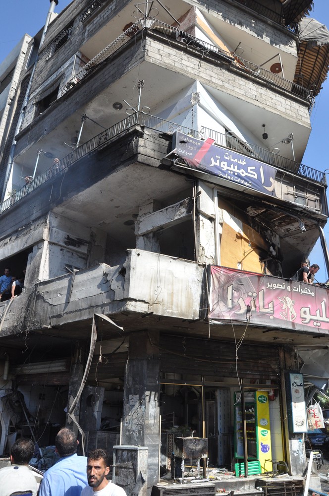 Tòa nhà hư hỏng nặng sau khi bom xe phát nổ tại ngoại ô Jaramana, Damascus, Syria hôm 25/7.