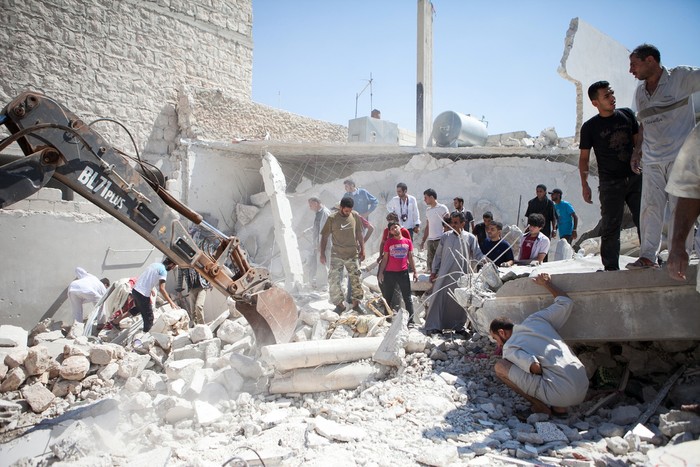 Syria tìm kiếm người sống sót dưới đống đổ nát của một ngôi nhà bị phá hủy sau khi một quả bom được thả từ máy bay trực thăng không quân ở Saraqeb, tây bắc Syria vào ngày 20 tháng 7.
