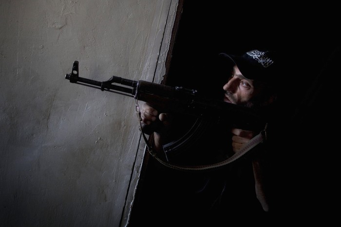 Một tay súng nổi loạn chĩa súng về phía vị trí lực lượng ủng hộ chính phủ trong cuộc đụng độ ở quận Salaheddine, Aleppo, vào ngày 9/7.
