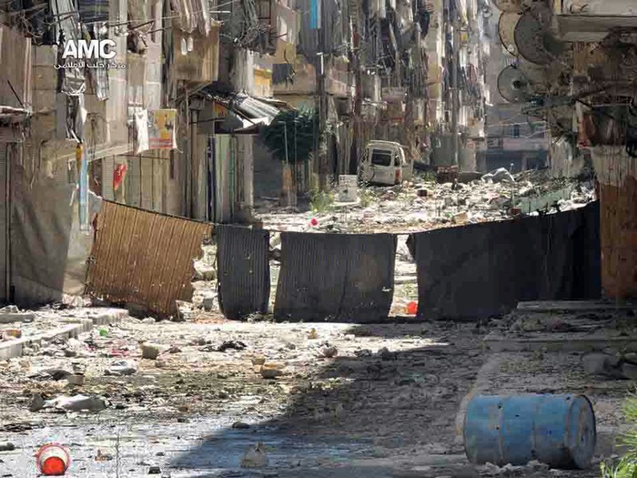 Cảnh tan hoang tại Aleppo sau các cuộc không kích và pháo kích ngày 8/7.