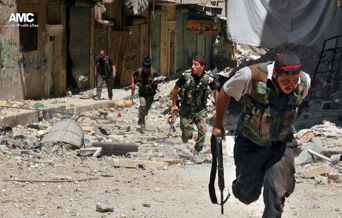 Quân nổi dậy Syria chạy trốn trong cuộc đụng độ với với lực lượng trung thành với Tổng thống Assad tại Aleppo ngày 9/7.