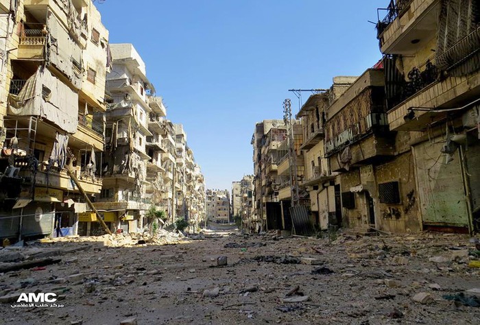 Các tòa nhà bị hư hỏng sau trận pháo kích của quân đội Syria tại khu phố Salah al-Din của Alepp ngày 9/7.