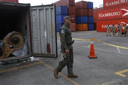 Cảnh sát Panama đứng cạnh container chứa động cơ MiG mới được mở hôm 30.7