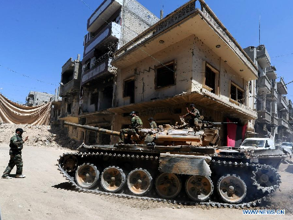 Binh sĩ Syria trên đường phố al-Khalidieh, Homs hôm 30/7.