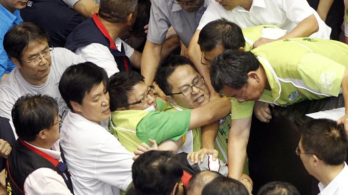 Các nghị sĩ Đài Loan lao vào ẩu đả.