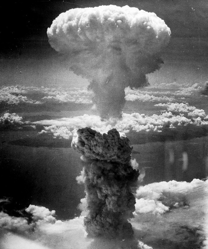 Đám mây nấm khổng lồ xuất hiện trên bầu trời Hiroshima sau khi Mỹ thả bom nguyên tử xuống thành phố này.