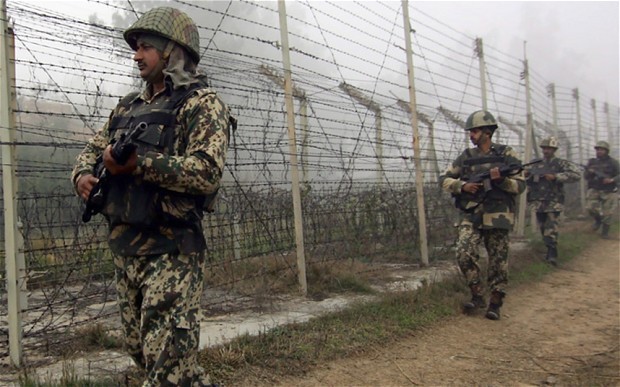 Lính Ấn Độ tuần tra biên giới với Pakistan tại khu vực Kashmir.