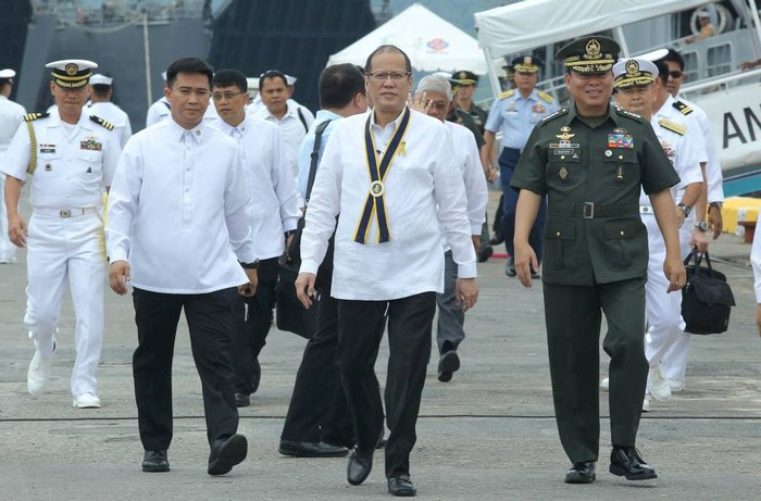 Tổng thống Aquino dẫn đầu nhóm quan chức cấp cao tới tham dự lễ tiếp nhận tàu tuần tra thứ 2.