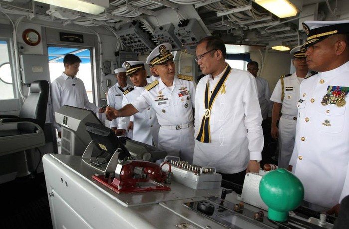 Tổng thống Aquino lên thăm tàu BRP Ramon Alcaraz