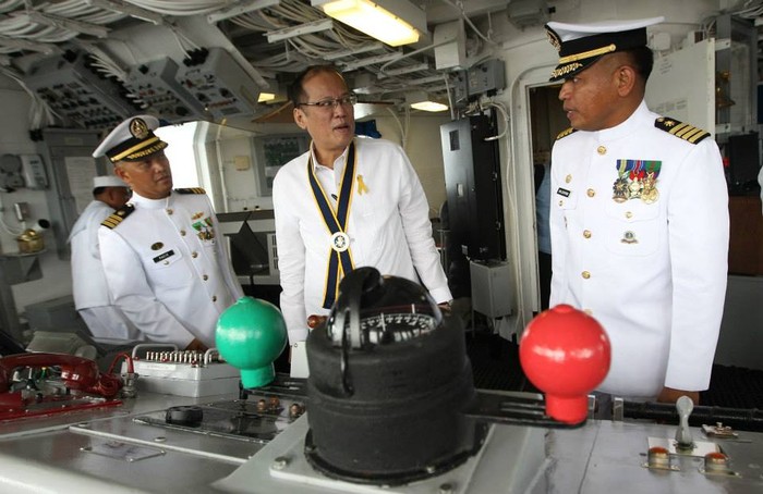 Ông Aquino trò chuyện với các sĩ quan trên tàu.