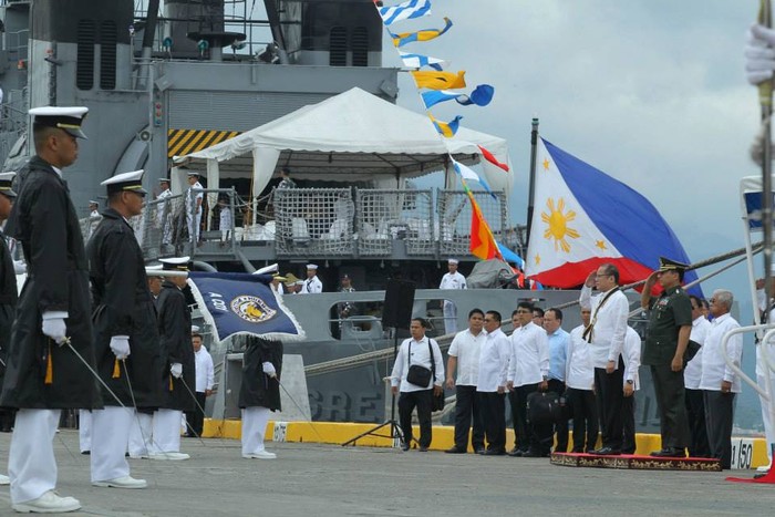 Ông Aquino tại lễ tiếp nhận tàu BRP Ramon Alcaraz