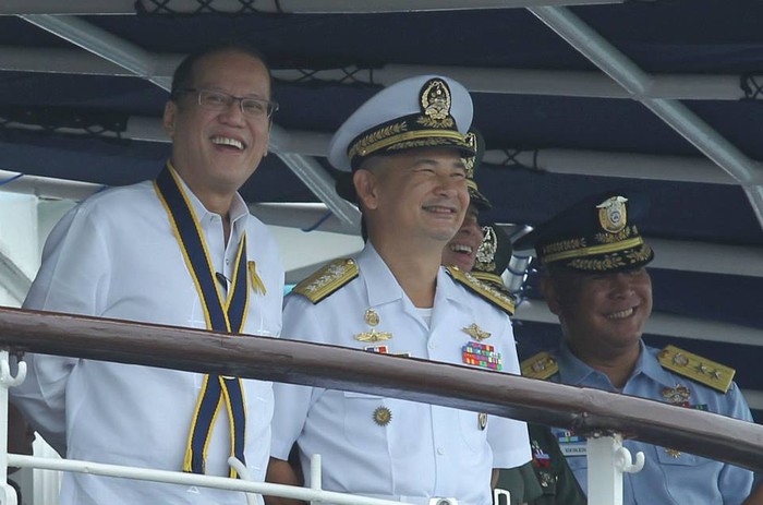 Tổng thống Philippines mỉm cười rạng rỡ khi trò chuyện với các sĩ quan trên tàu.