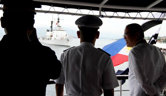 Tổng thống Aquino nhìn ra phía tàu tuần tra BRP Ramon Alcaraz.