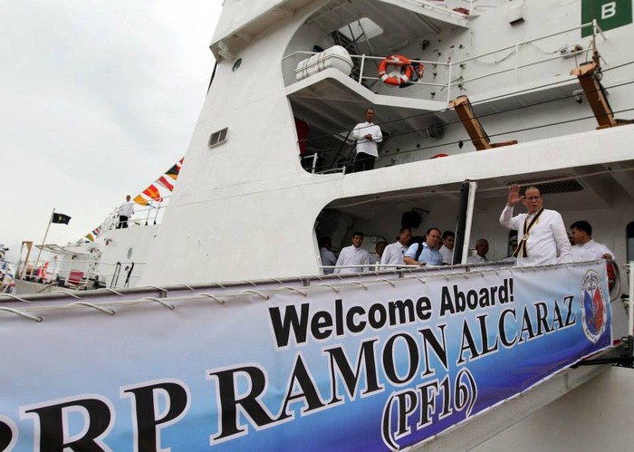 Tổng thống Aquino dẫn đầu đoàn đại biểu thăm tàu US BRP Ramon Alcaraz