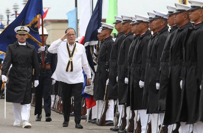 Tổng thống Aquino tại lễ tiếp nhận tàu BRP Ramon Alcaraz.