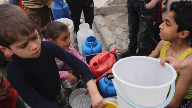 Trẻ em Aleppo chờ đợi lấy nước sinh hoạt khi nguồn cung cấp chính bị cắt đứt.