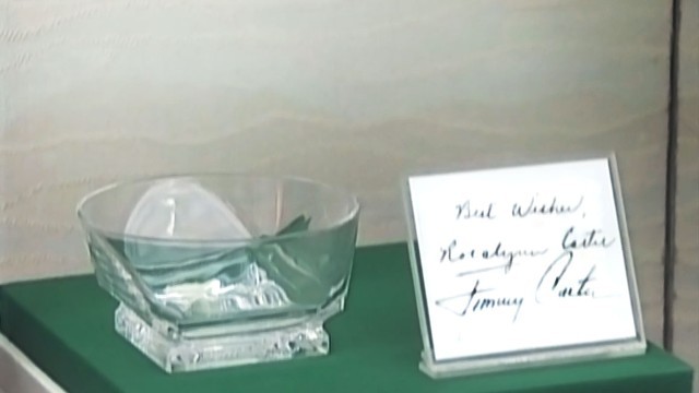 Chiếc bát đặt bên cạnh tờ giấy có chữ ký của cựu Tổng thống Mỹ Jimmy Carter.
