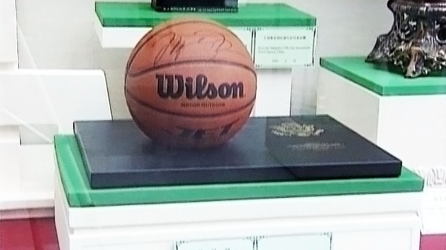 Quả bóng rổ có chữ ký của Michael Jordan.