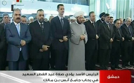 Ông Assad tại lễ cầu nguyện.
