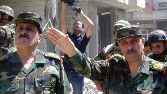 Bộ trưởng Quốc phòng Syria Fahd al-Freij (Rphải) thăm huyện Khaldiyeh ở thành phố miền tây Homs vào ngày 5 Tháng Tám năm 2013.