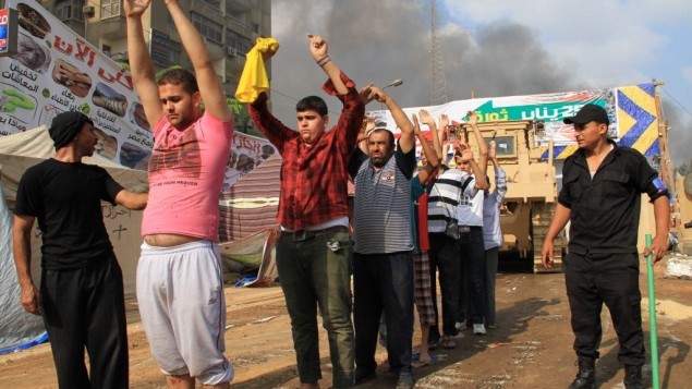 Người biểu tình bị lực lượng an ninh bắt giữ tại Cairo.