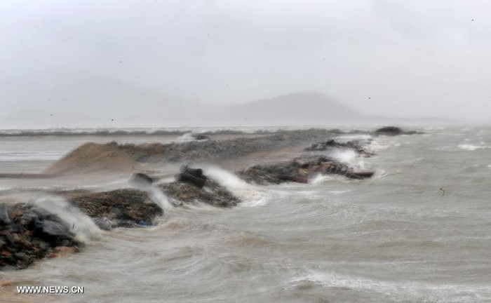 Sóng lớn do bão Utor gây ra được nhìn thấy ở khu vực ven biển tỉnh Quảng Đông.