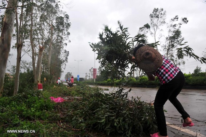 Người dân thành phố Dương Giang, tỉnh Quảng Đông dọn dẹp sau bão.