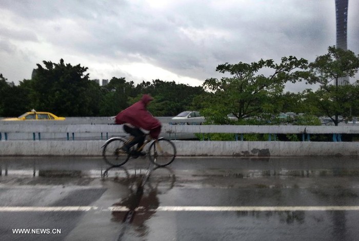 Bão Utor mang theo mưa lớn tới Quảng Châu, tỉnh Quảng Đông.