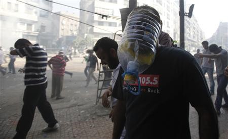 Người biểu tình Ai Cập dùng mặt nạ tự chế đối phó với lực lượng an ninh.