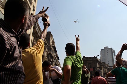 Trực thăng quân sự Ai Cập tuần tiễu trên bầu trời trung tâm Cairo.