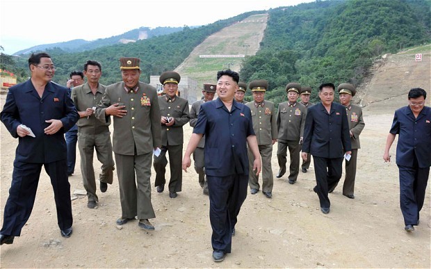 Nhà lãnh đạo Kim Jong-un dẫn đầu nhóm quan chức cấp cao khảo sát công trường xây dựng khu trượt tuyết.