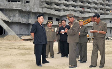Nhà lãnh đạo Triều Tiên tỏ ra hài lòng về tiến độ thi công và khen ngợi tinh thần làm việc của các binh sĩ và công nhân xây dựng.