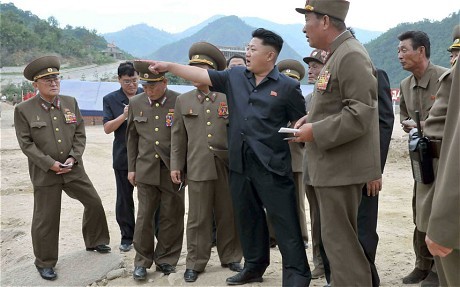 Ông Kim Jong-un đã chỉ đạo huy động thêm binh sĩ tới công trường xây dựng khu nghỉ dưỡng trượt tuyết đẳng cấp quốc tế để khắc phục hậu quả lũ lụt, đảm bảo tiến độ thi công.