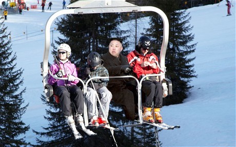 Ảnh đồ họa khu nghỉ dưỡng trượt tuyết có ảnh ghép ông Kim Jong-un đi cáp treo.
